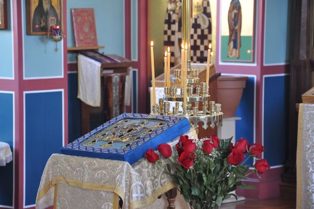 The Kursk Root icon with flowers and candles