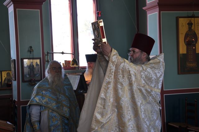 Fr. Spyridon elevates the Gospel