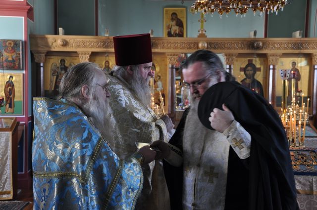 Venerating the Kursk Root icon