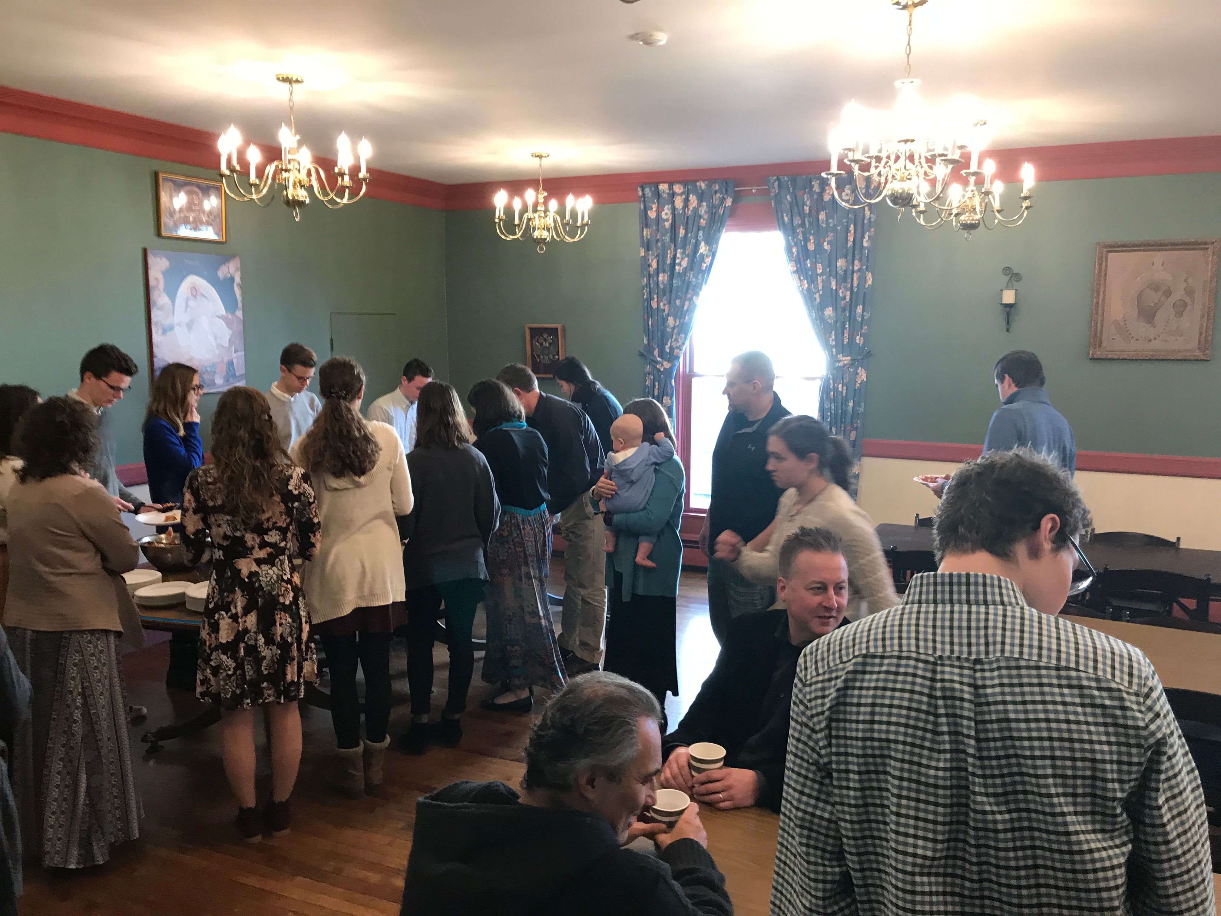 Gordon College students in dining hall
