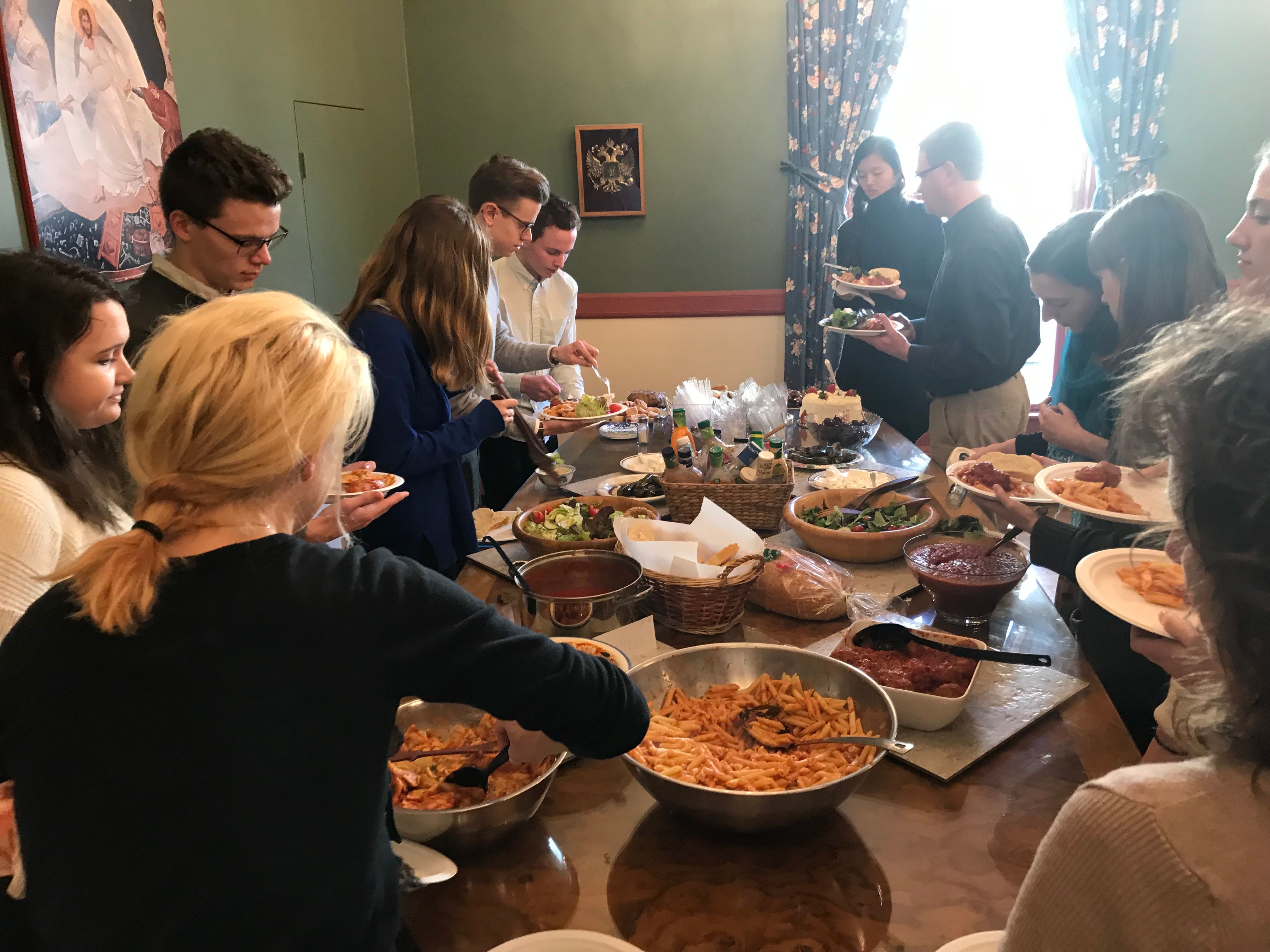 Gordon College students in dining hall 4