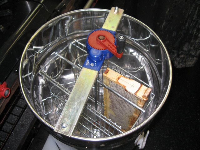 Extracting honey from the honey comb